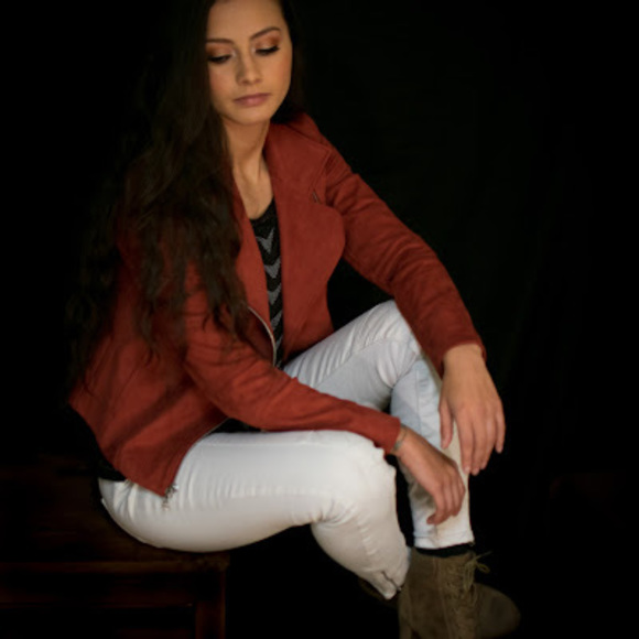 Meet your Posher, Alyssa - Picture 2 of 2